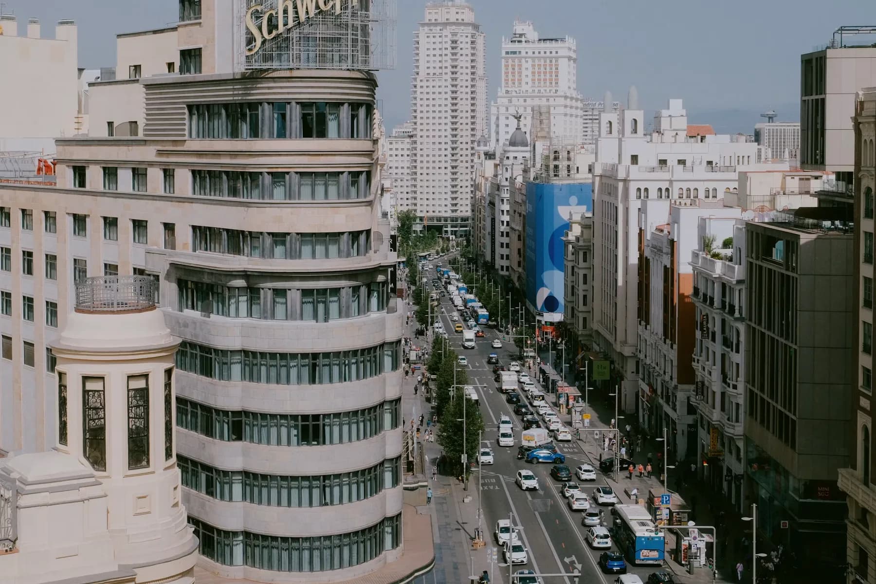 Vista urbana de Gran Vía en Madrid con el edificio Capitol