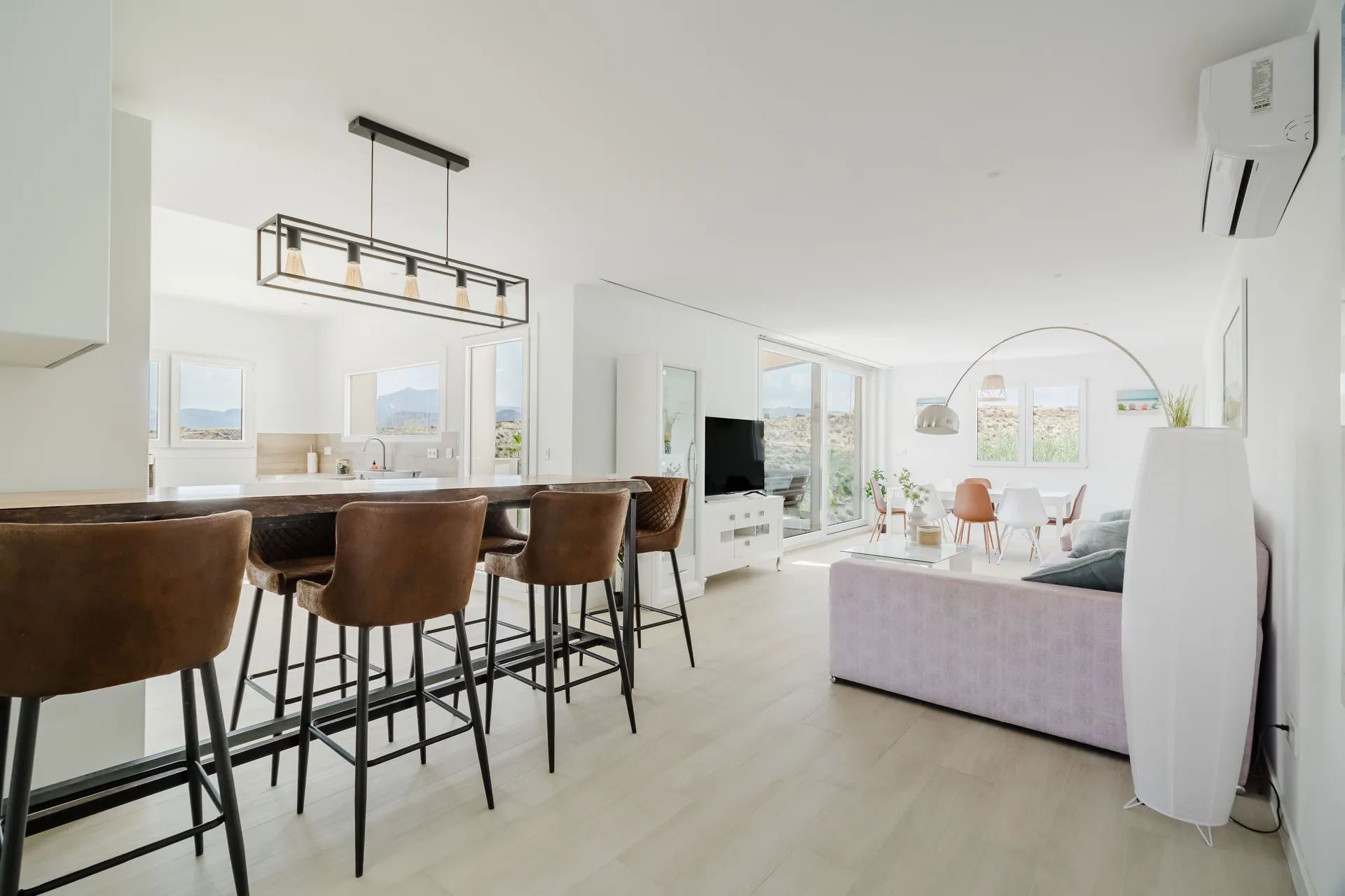 Interior residencial contemporáneo con abundante luz natural