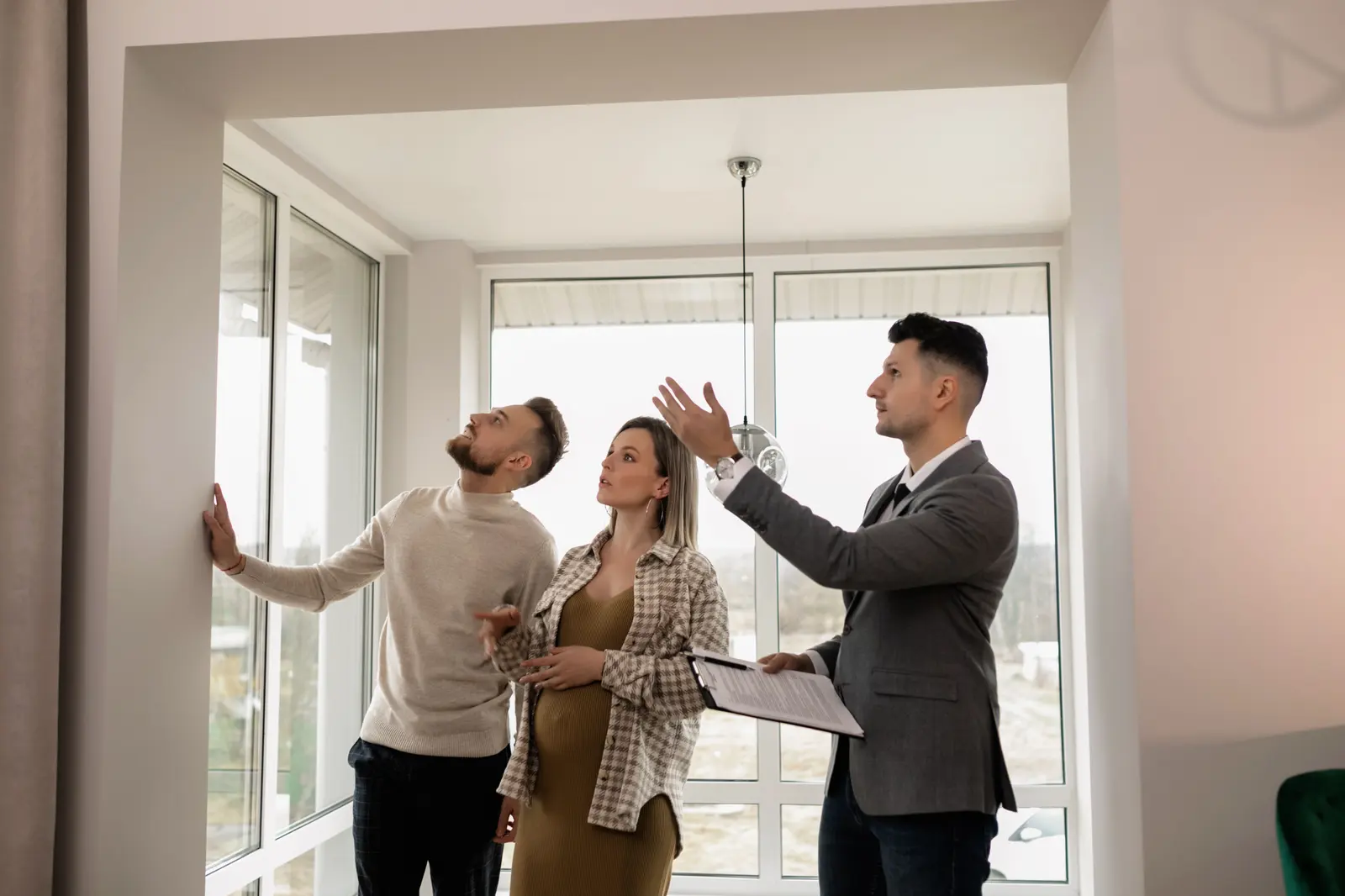 Personas durante una visita ilustrativa a una vivienda