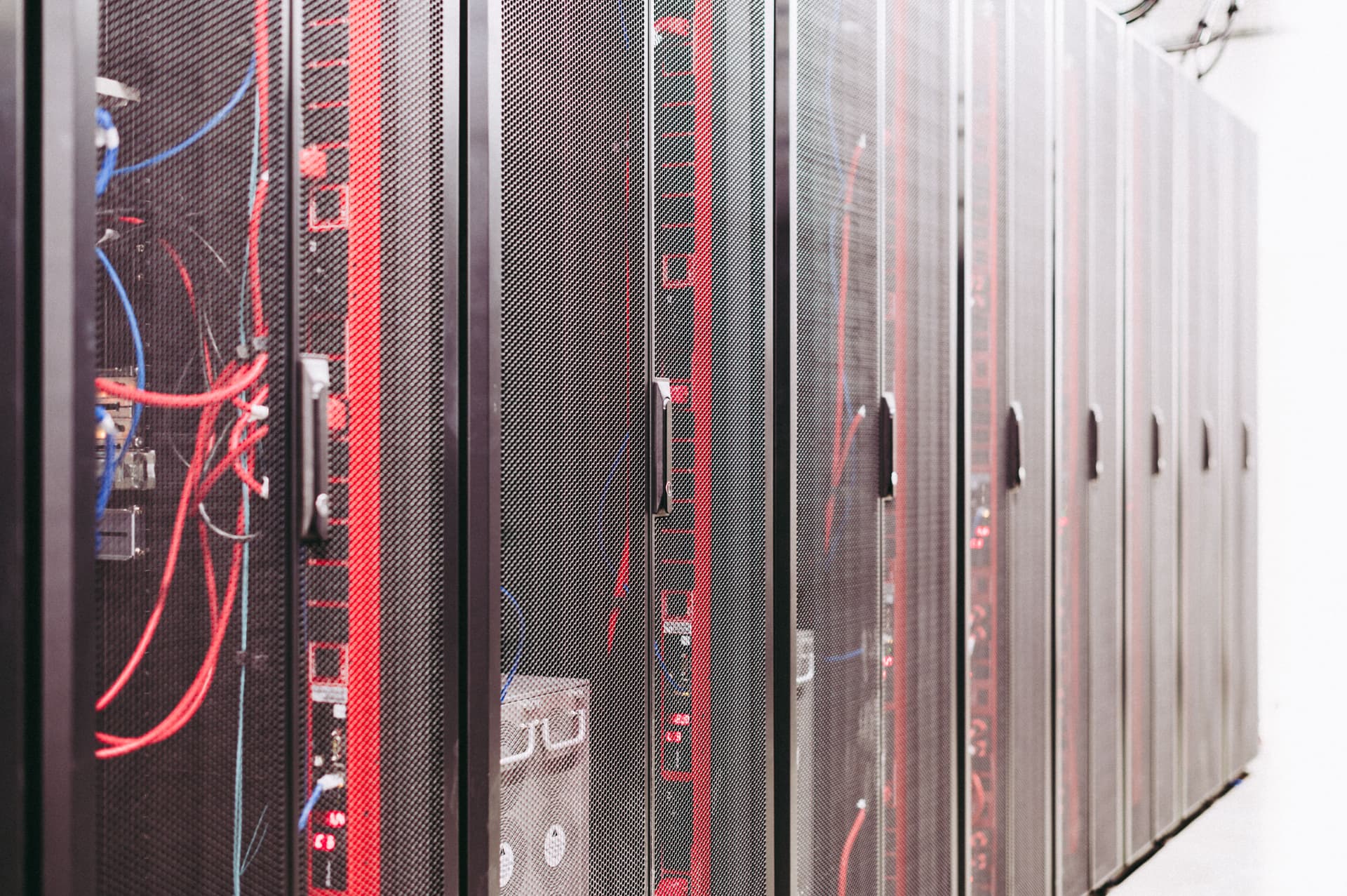 Racks de servidores que sostienen la continuidad de los sistemas