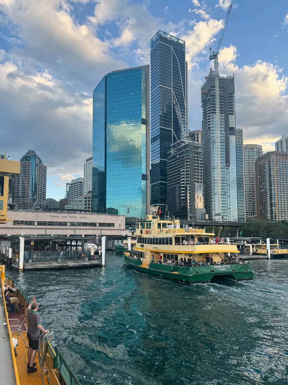 Ferry y paisaje urbano de Sídney, Australia