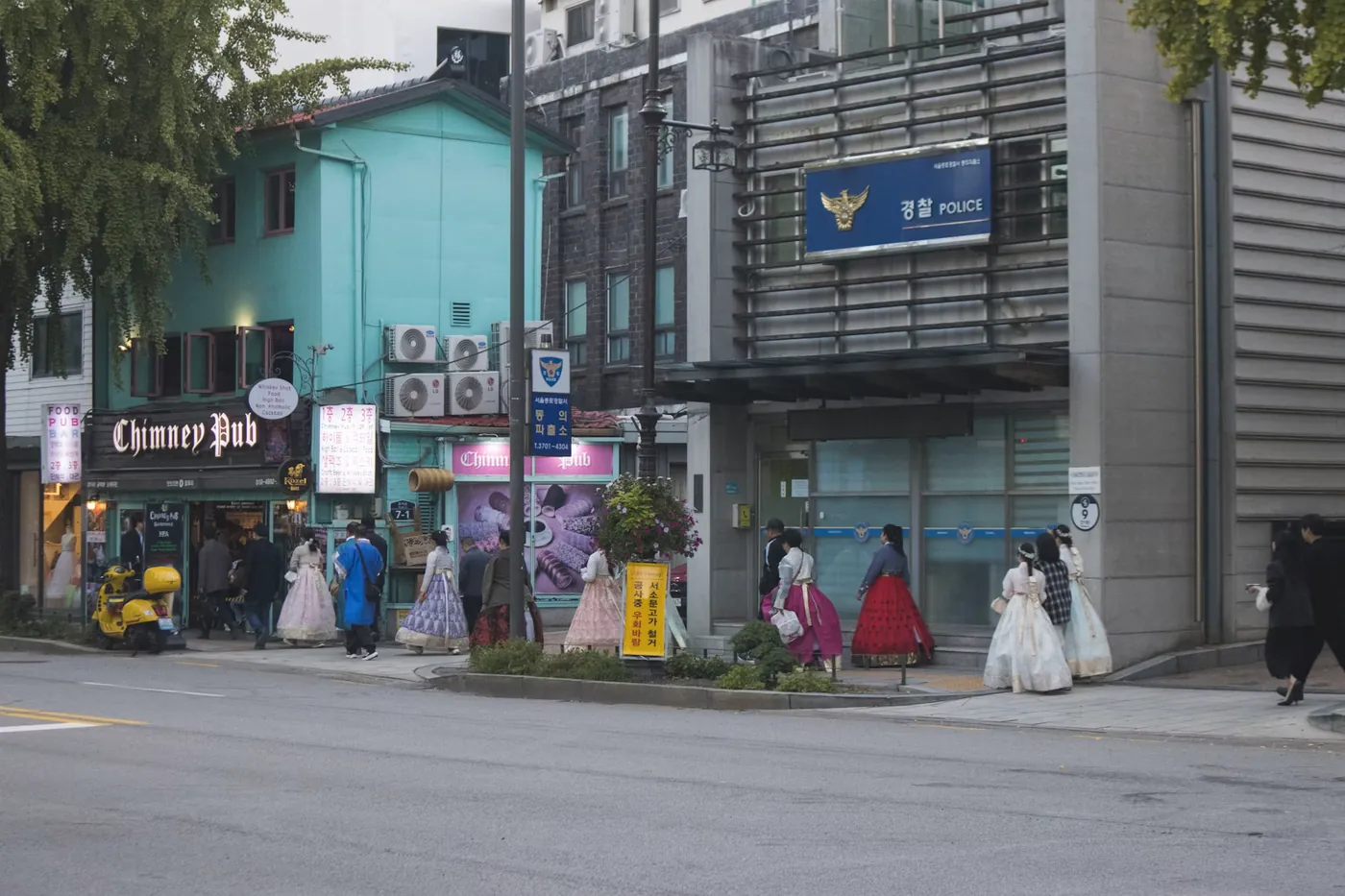Personas con hanbok en una calle de Corea del Sur