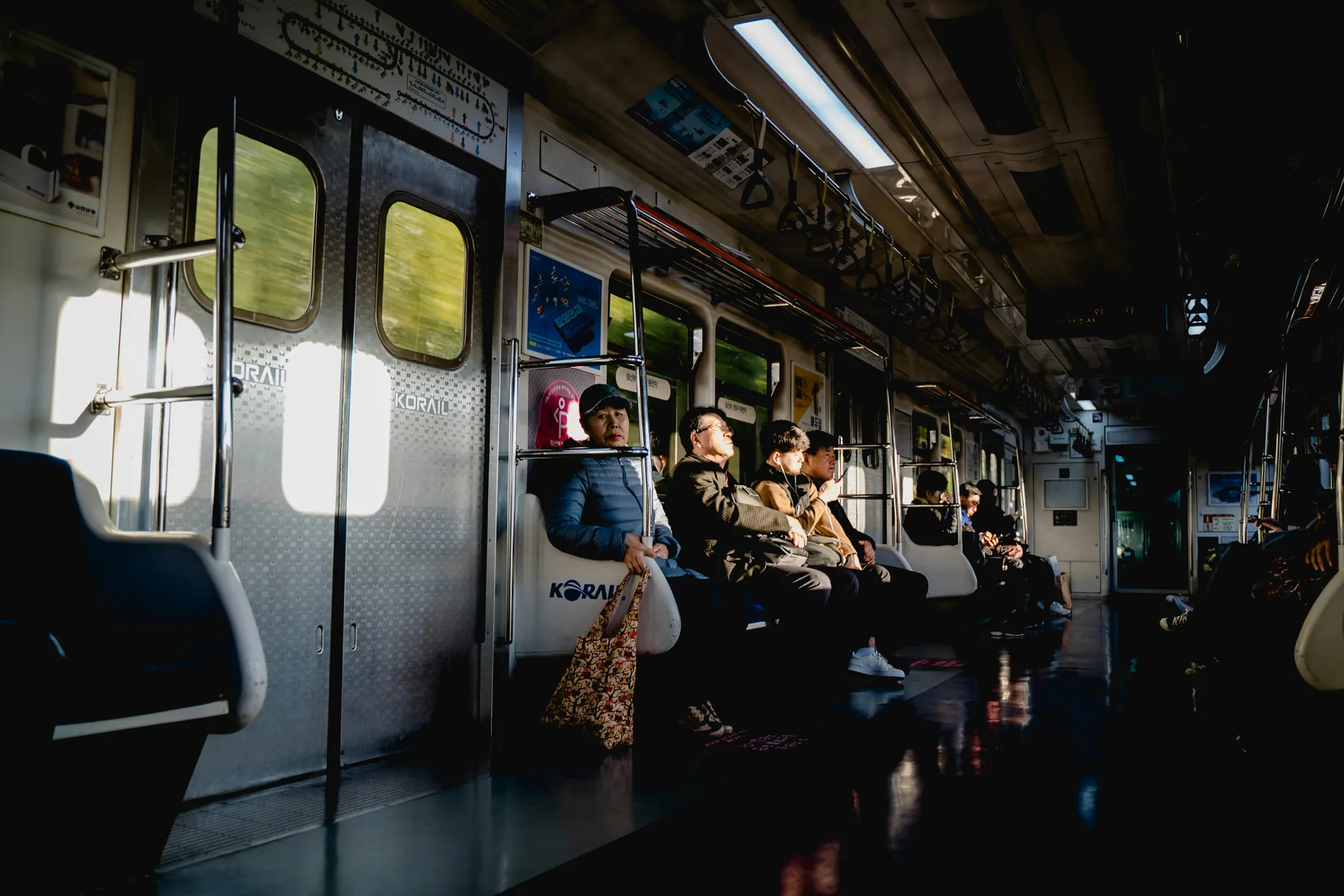 Pasajeros dentro de un metro coreano