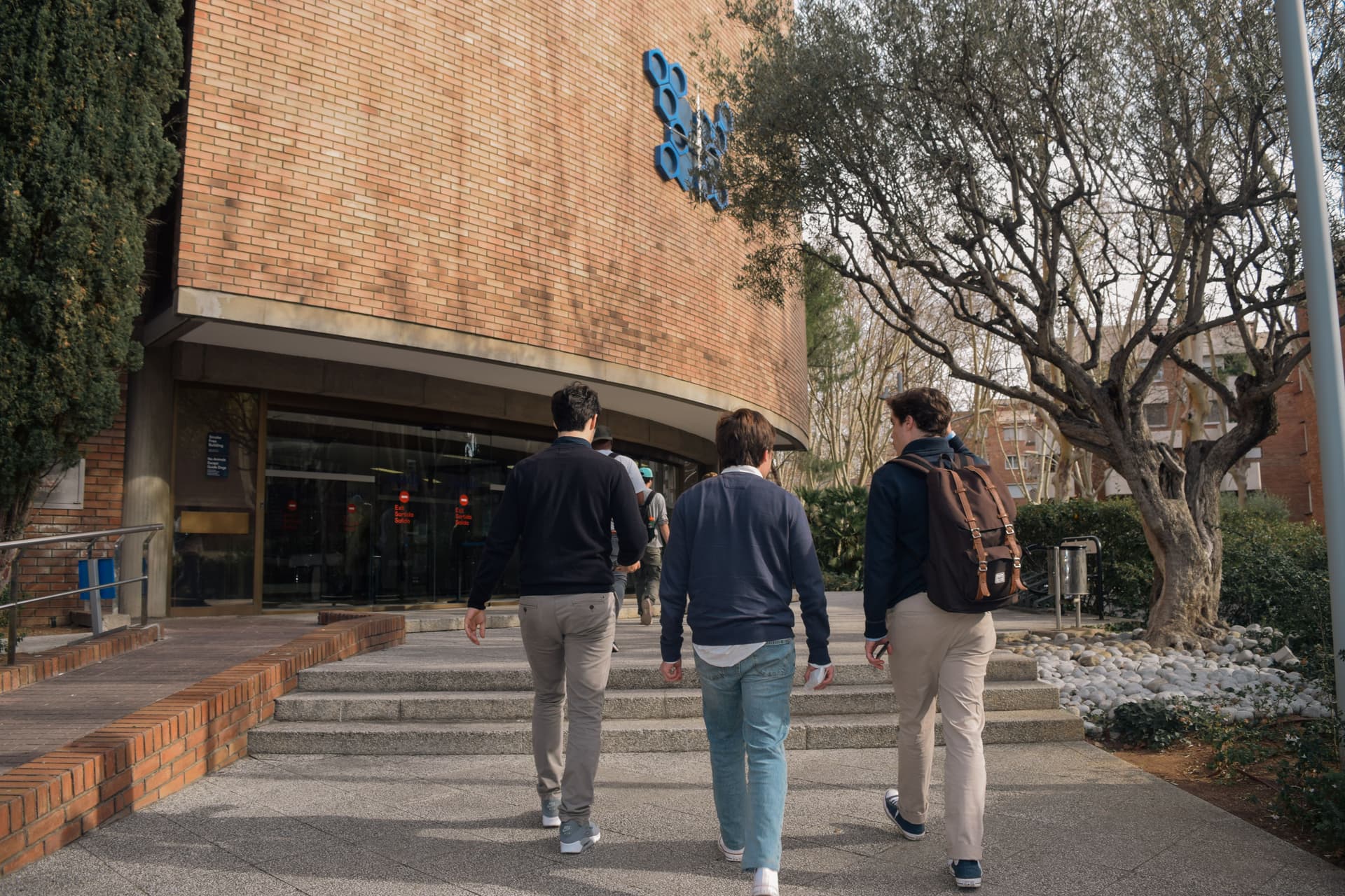 Estudiantes caminando junto a un edificio universitario en Barcelona