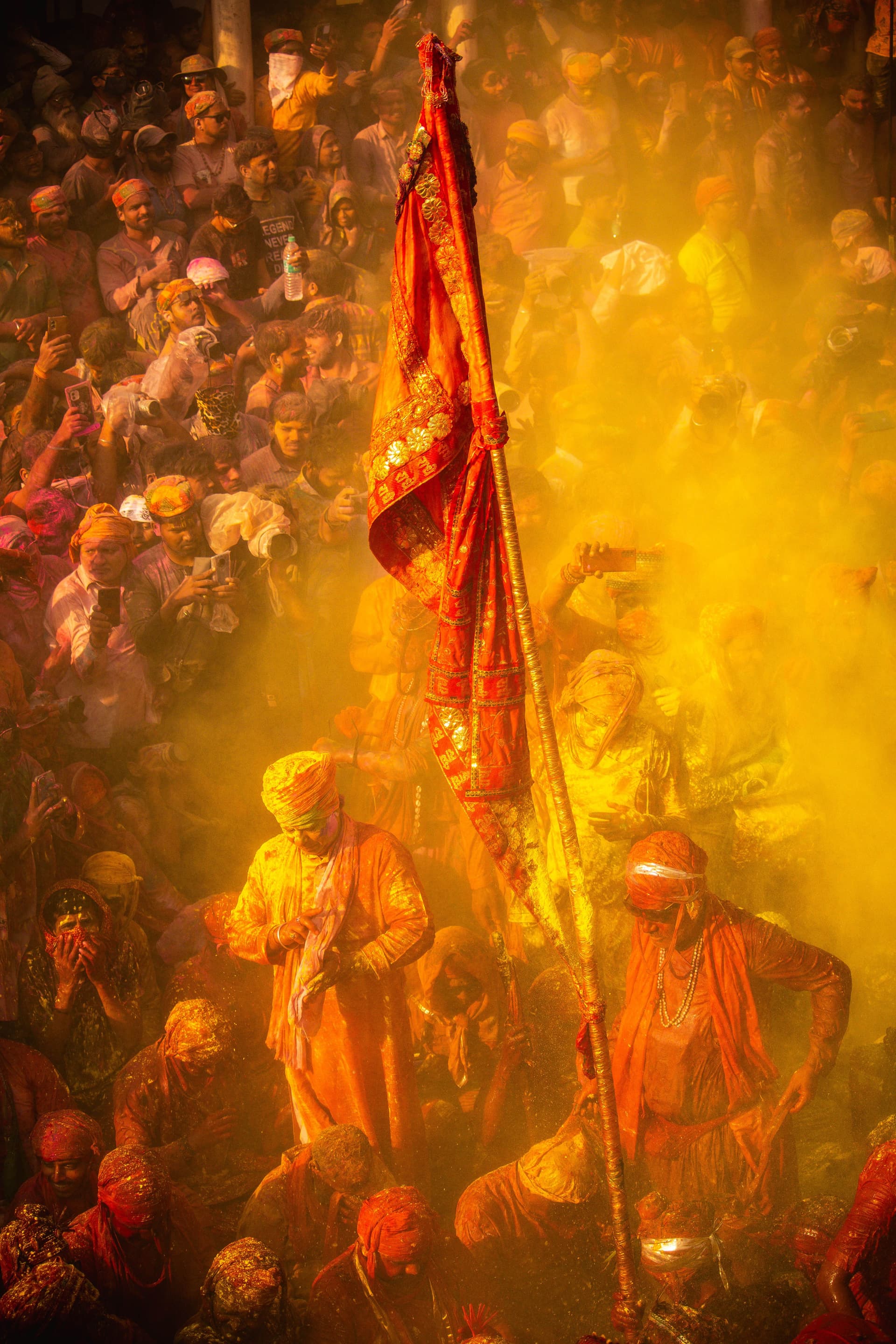 Celebración de Holi con color y multitud en India