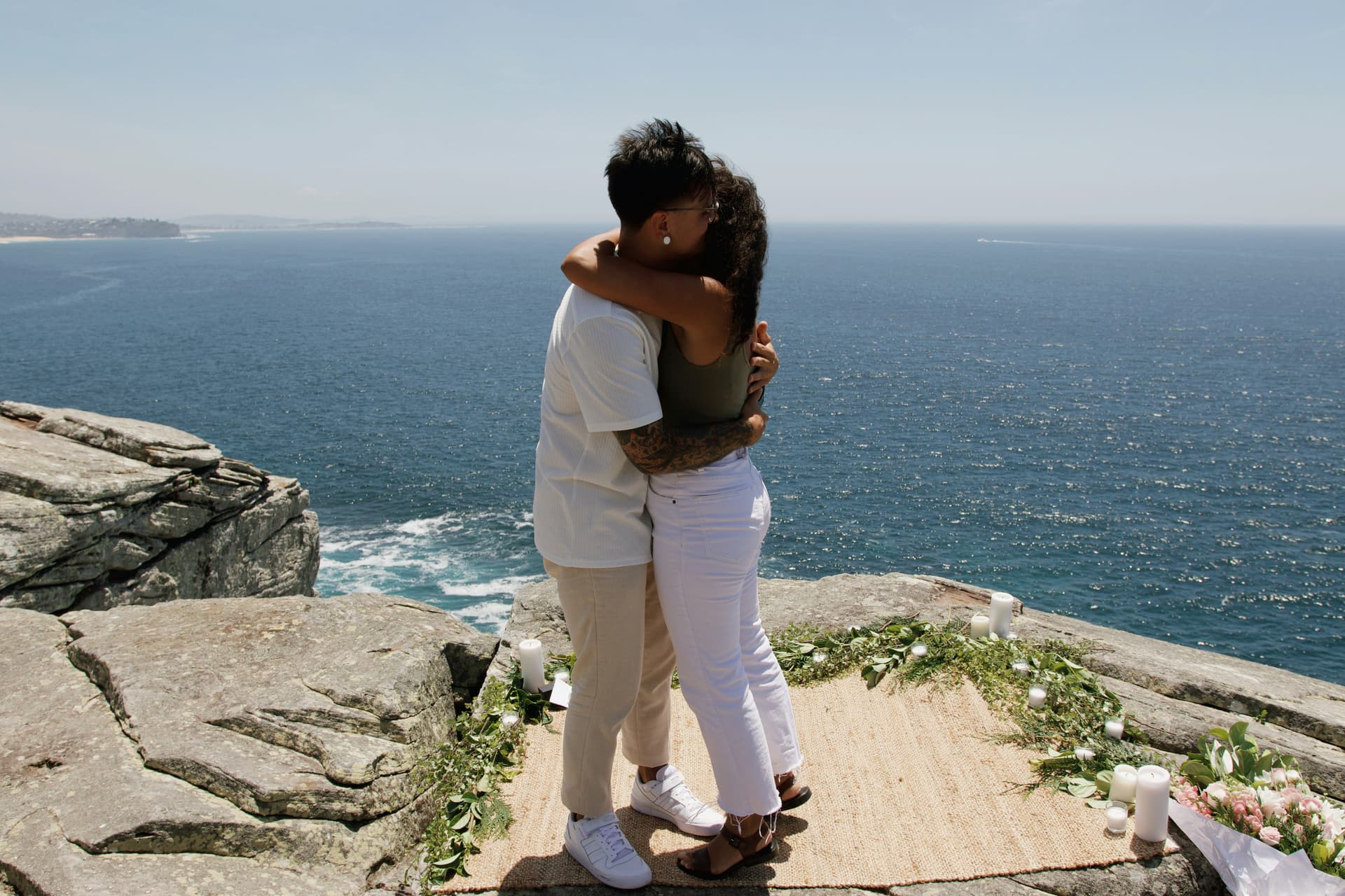 Pareja compartiendo un momento cotidiano en Australia