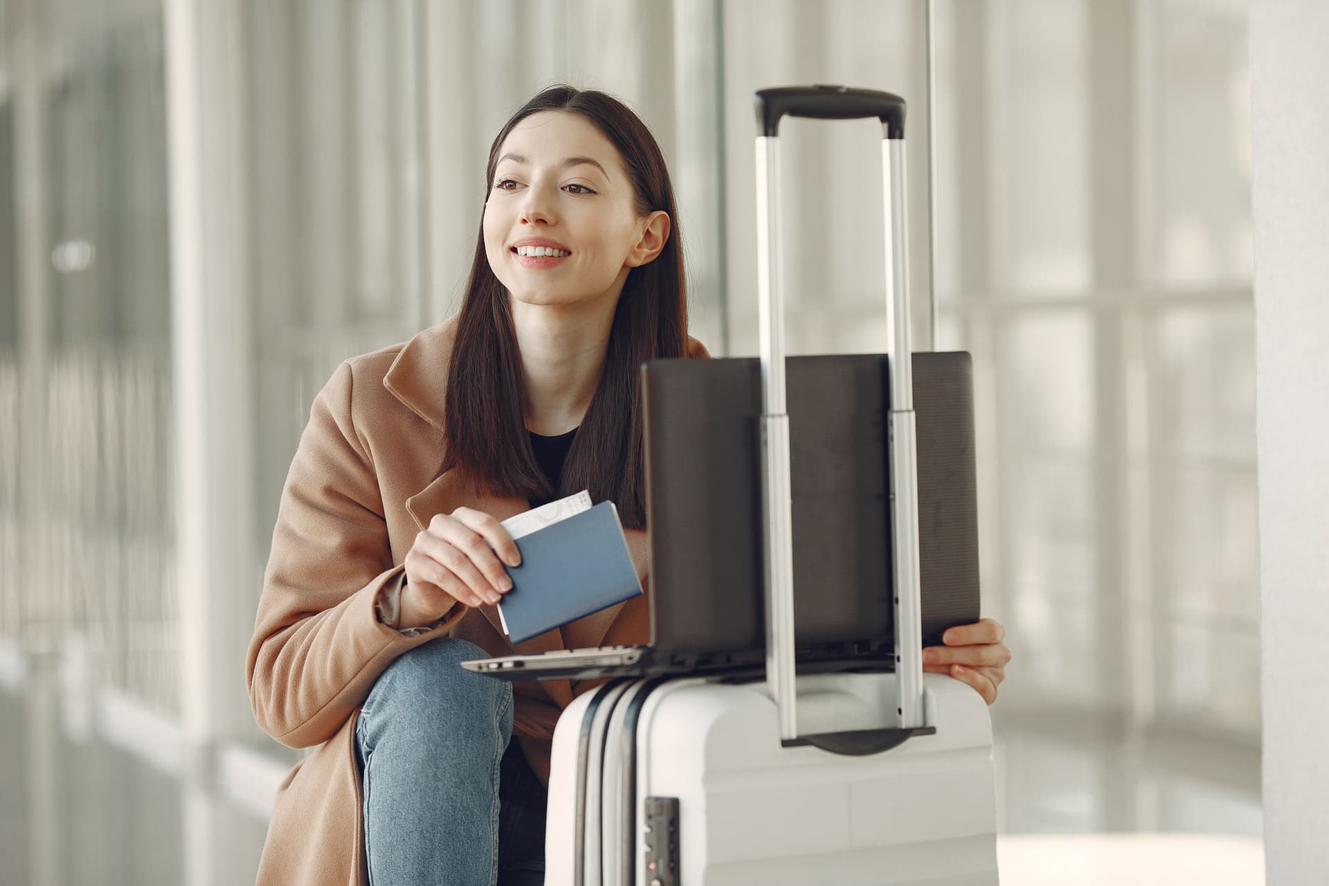 Viajera con pasaporte y maleta lista para un vuelo internacional