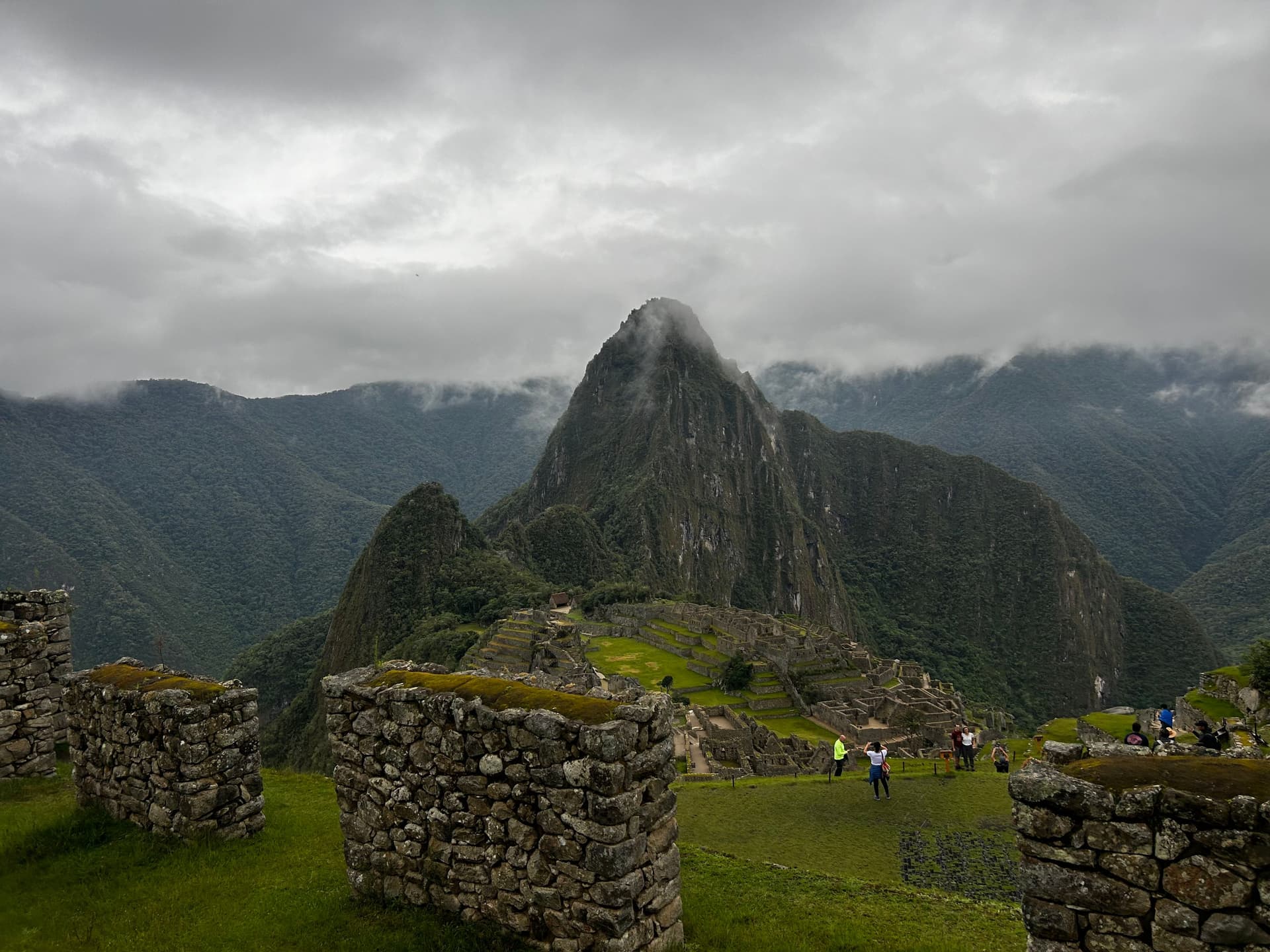 Vista de Machu Picchu entre montañas y niebla