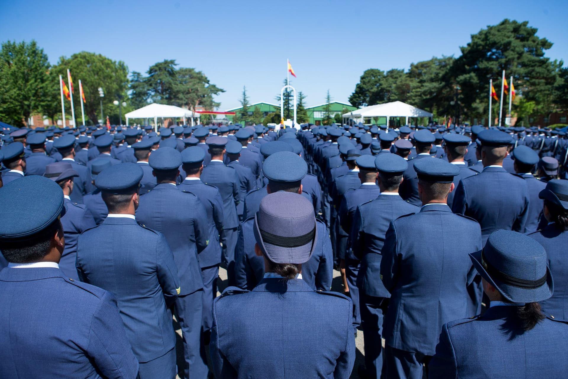 Grupo de militares reunidos durante un acto
